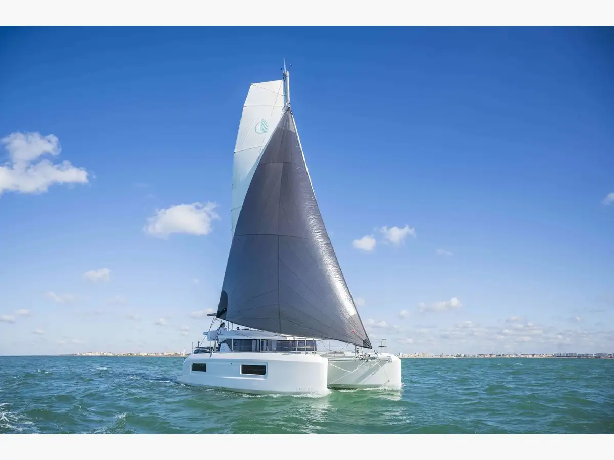 LAGOON 38